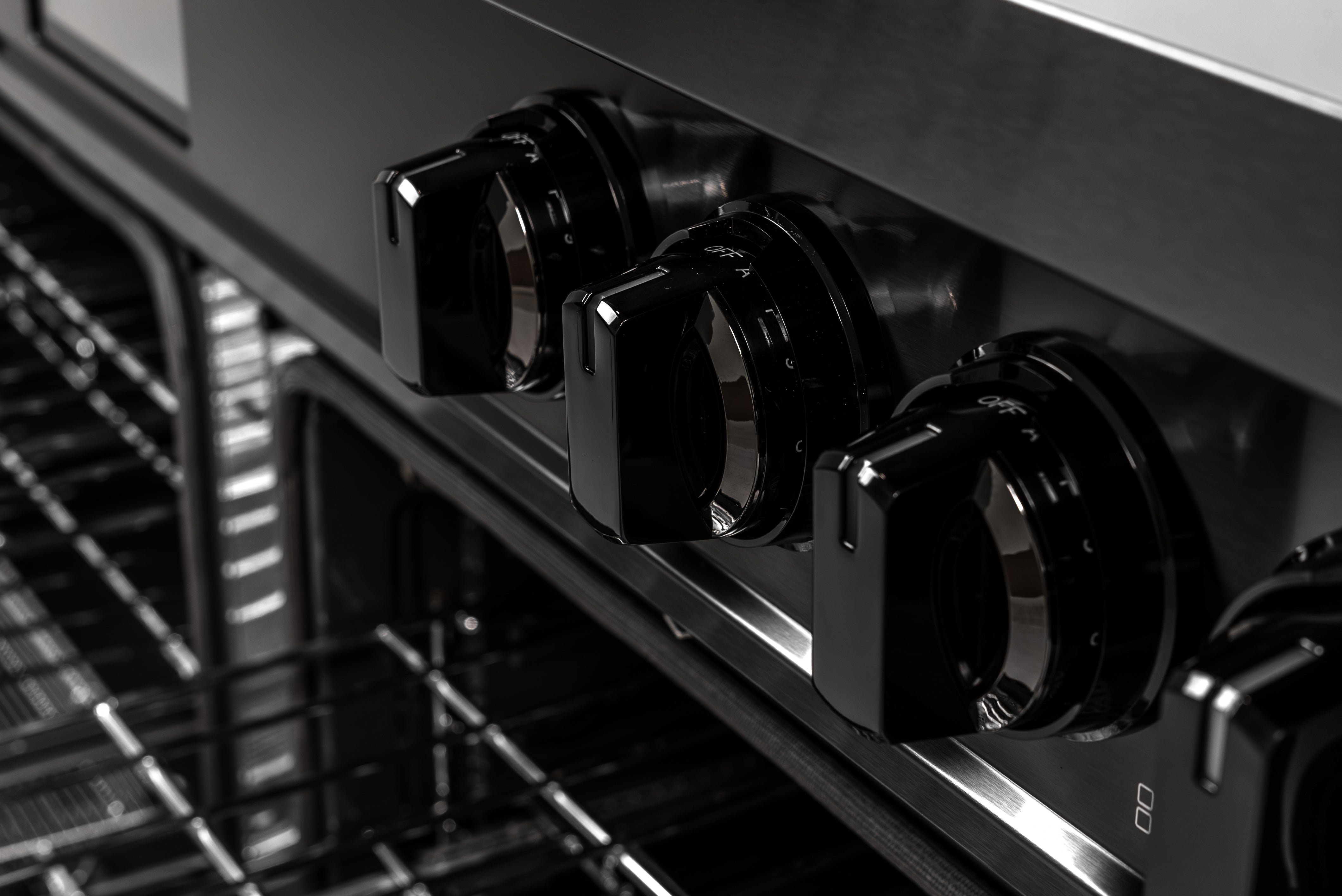 60″ Induction Range with Built-in Professional Griddle – Black Stainless Steel