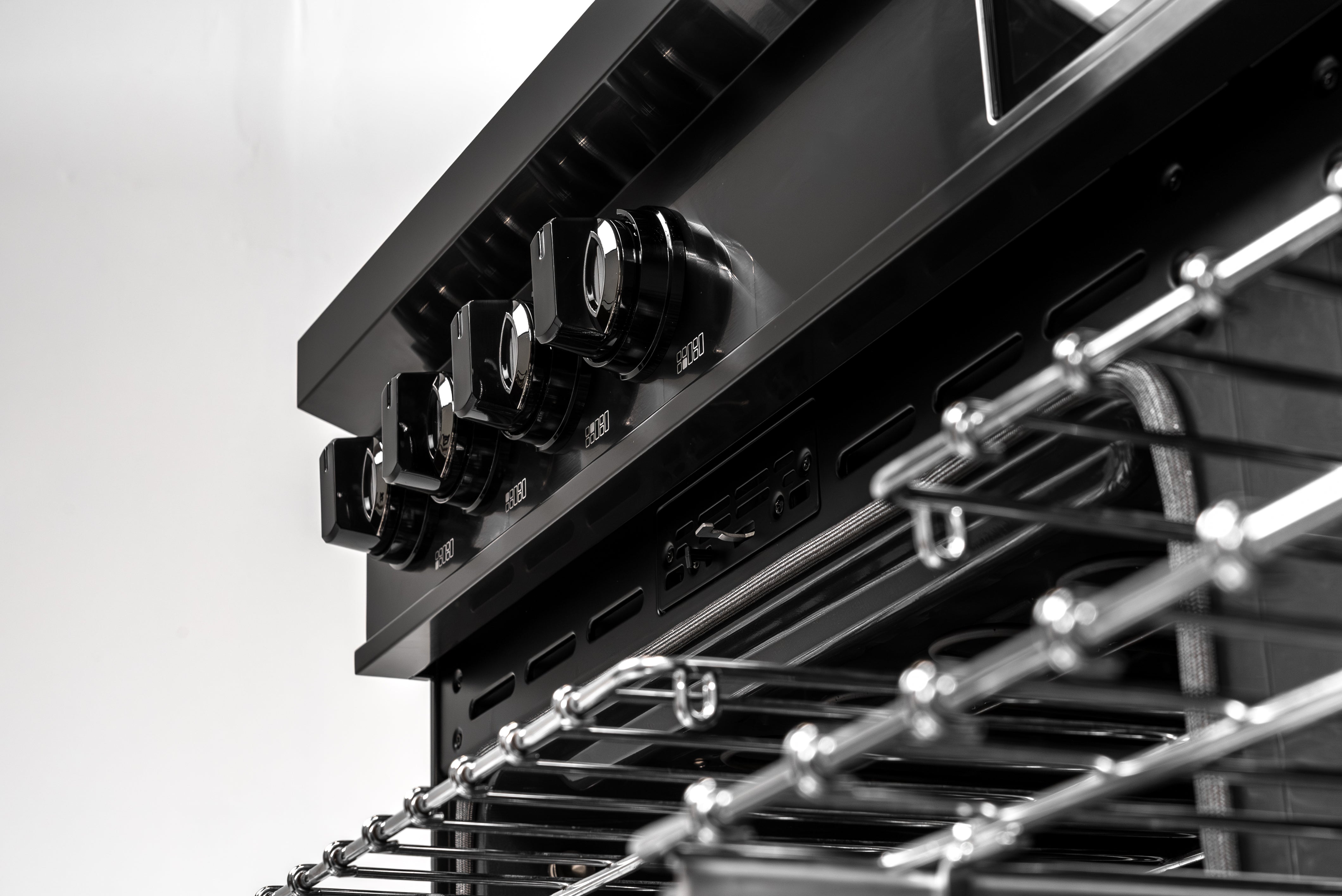 60″ Induction Range with Built-in Professional Griddle – Black Stainless Steel