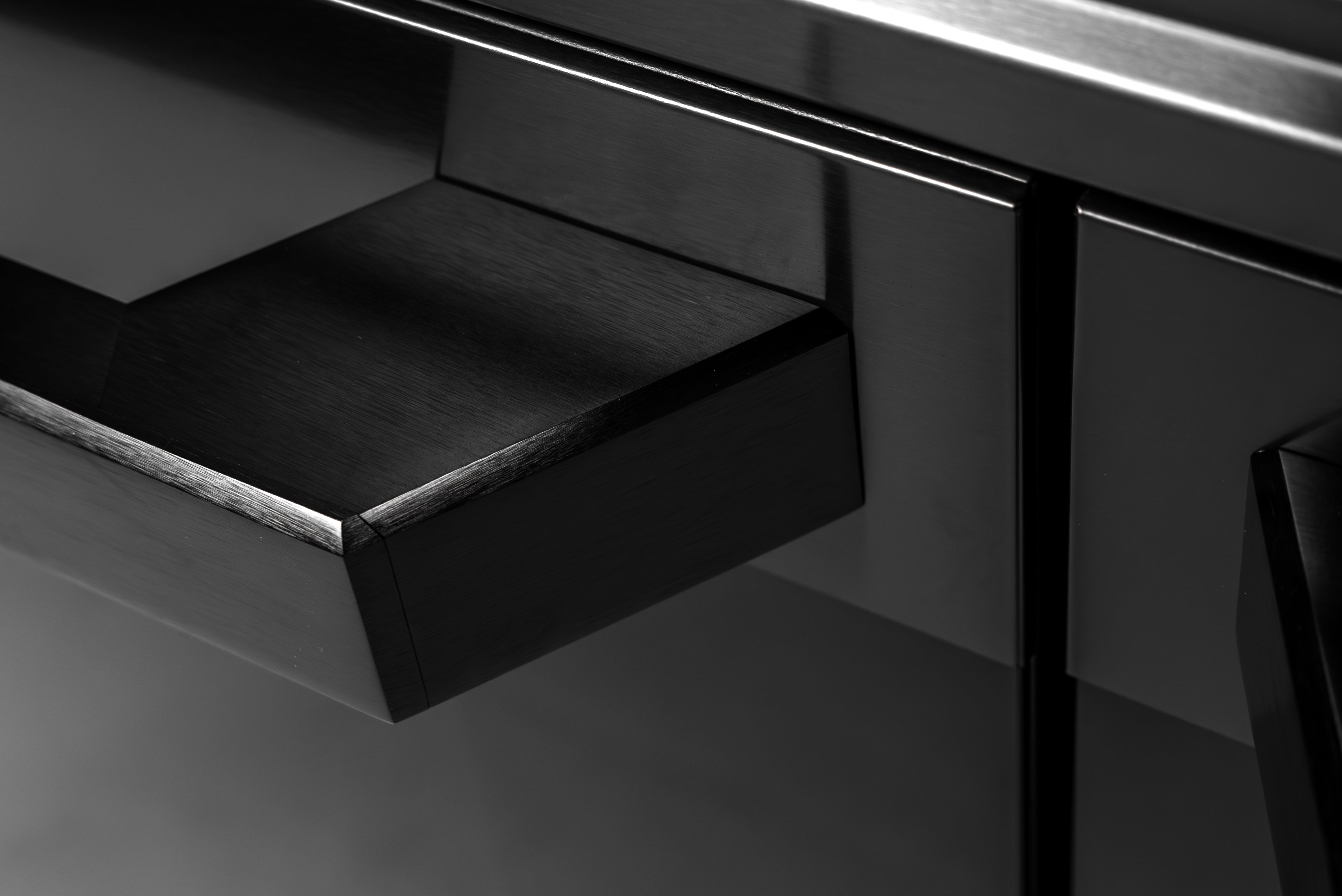 60″ Induction Range with Built-in Professional Griddle – Black Stainless Steel
