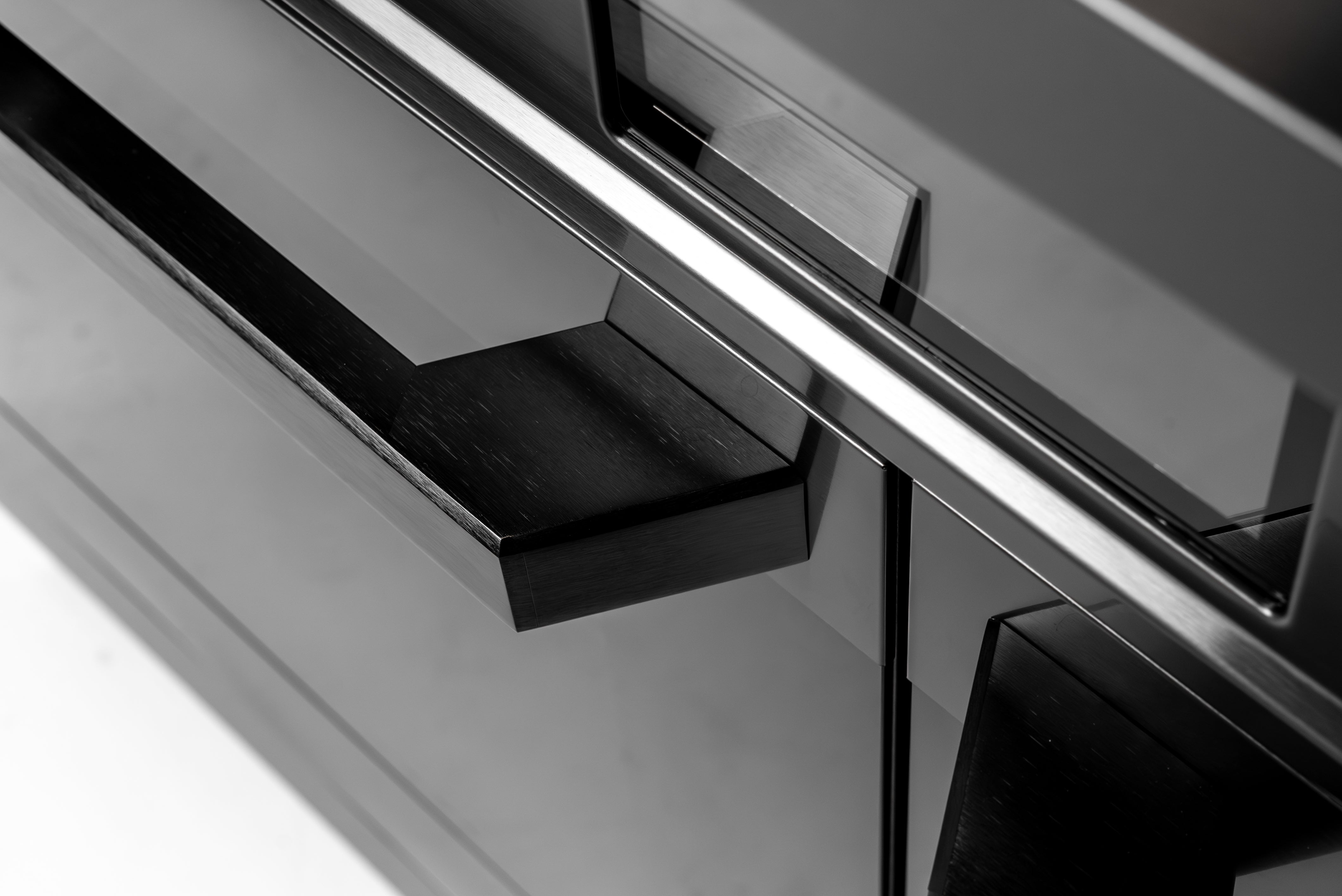 60″ Induction Range with Built-in Professional Griddle – Black Stainless Steel